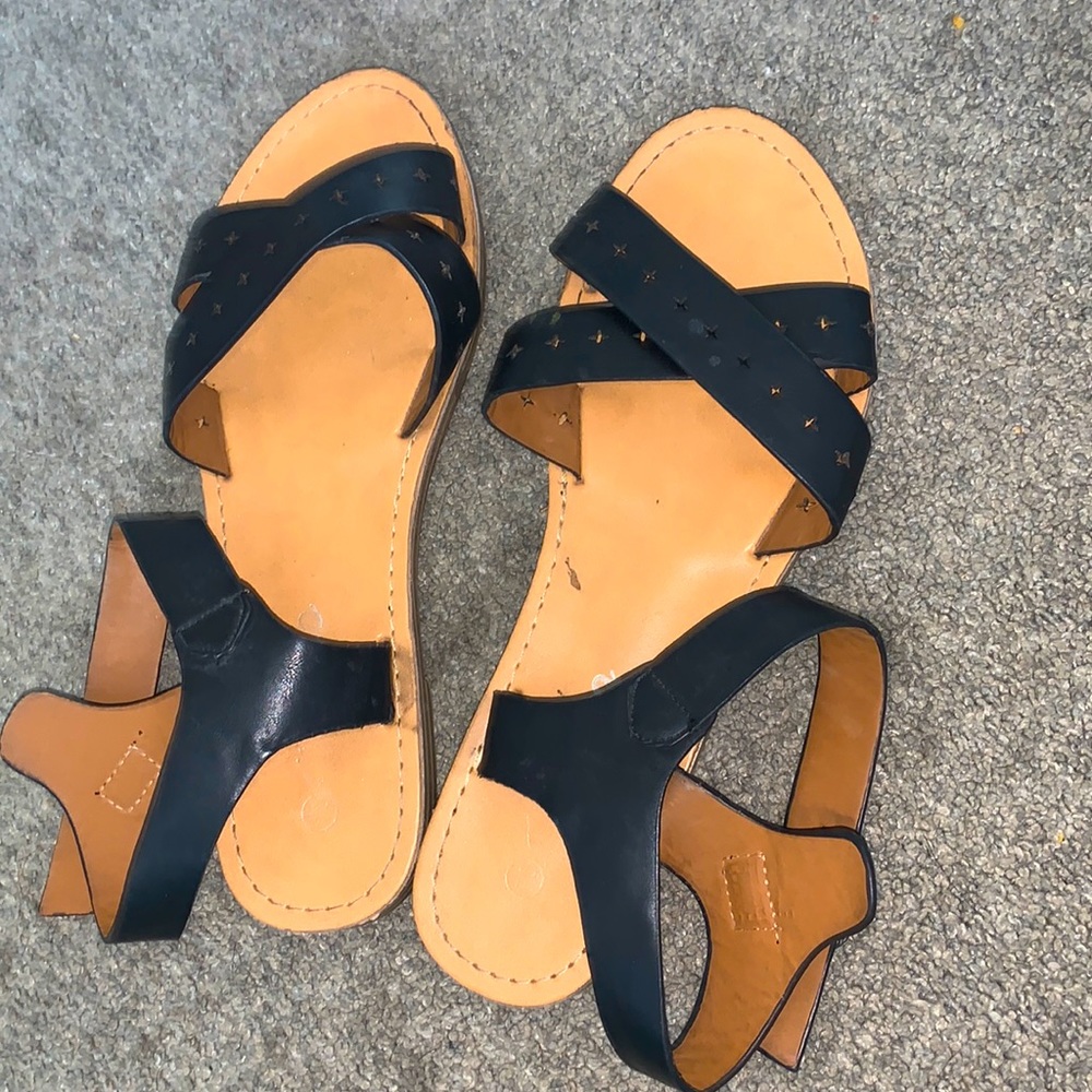 These are kids sandals from rainbow.